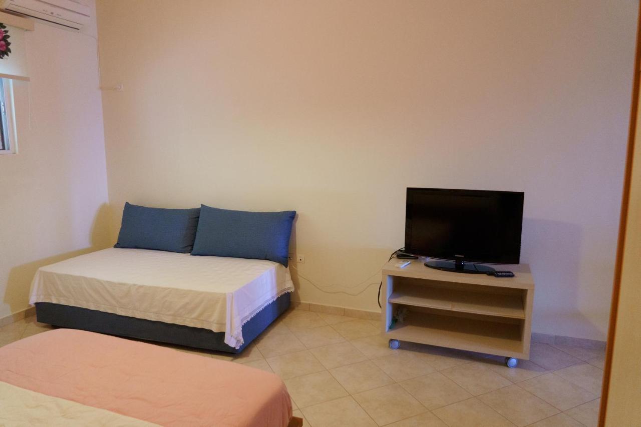 Loutsa By The Sea Apartment Exterior photo