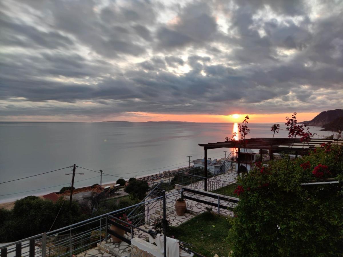 Loutsa By The Sea Apartment Exterior photo